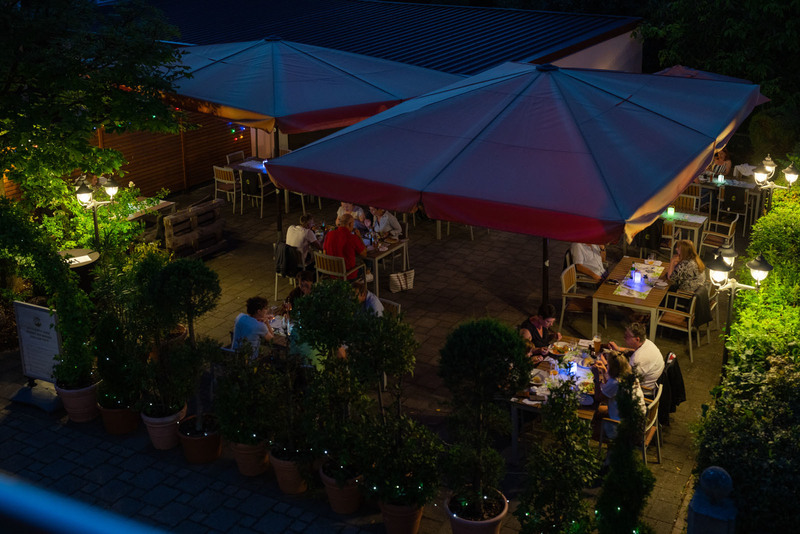 Biergarten unter Lichterketten