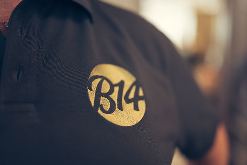 B14-Logo auf dem Team-Shirt